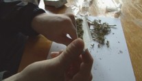 Muž měl dětem prodávat drogy. Nejmladšímu zákazníkovi bylo 13 let