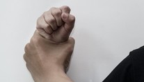 Tomáše znásilňoval jeho učitel. Podobný zážitek má každý devátý muž
