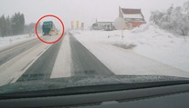 Hazard na sněhu ho málem stál život. Řidiče u Chomutova paralyzoval strach