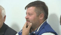 Slepce měl řidič vézt na kapotě skoro kilometr, hrozila mu smrt