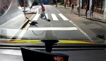 Ani se nerozhlédli. Záchranáři zveřejnili drsné záběry chodců před sanitkou