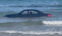 Řidič si autem dojel až na pláž. Příliv mu ho odnesl do moře