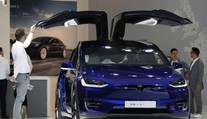 Tesla málem skřípla hlavu čtyřletému dítěti. Místo automobilky to odnesli rodiče