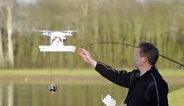 VIDEO: Na prut zapomeňte. Na ryby si berte jedině dron!