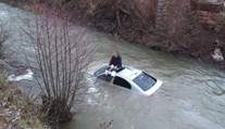 Muž utopil auto v řece. Na záchranu musel počkat na střeše