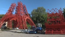 Osm let práce dědečka a vnuka. Vyrobili 30metrovou repliku Eiffelovy věže