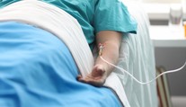 Mladému muži diagnostikovali rakovinu žaludku. První příznak roky ignoroval