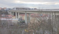 Nuselský most slaví 50 let. Původně měly uvnitř jezdit tramvaje