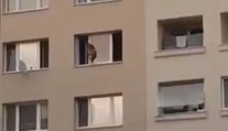 Holčička po parapetu v 7. patře neprošla poprvé, tvrdí sousedi. Promluvila i matka