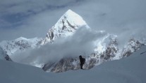 Lidé zasažení bouří na Everestu jsou už v bezpečí. Jeden z nich nepřežil