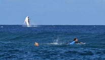 Další ikonická fotka z Tahiti. Surfařky měly nečekaného diváka