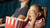 Děti se těšily na Frozen 2, místo toho přišla bitka s noži a mačetami