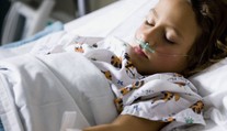 Dívenka (11) se ráno probudila s bolestí břicha. Do tří týdnů zemřela