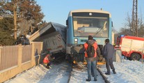 Auto uvízlé na přejezdu smetl vlak, mladý řidič po smyku nepřežil