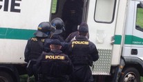 Na squatery použila policie i zvukové dělo. Vyspali se a šli
