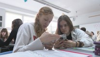 Školy chtějí zákázat mobily ve třídách. Byla by to chyba, varují psychologové