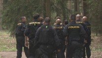 Lesopark v pražských Jinonicích pročesává policie. Nechce ale prozradit důvod
