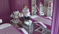 Kosmetické salony krachují. Lidem na zkrášlování nezbývají peníze