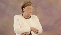 Merkelová o Putinových ambicích věděla. NATO by Ukrajinu nezachránilo, tvrdí