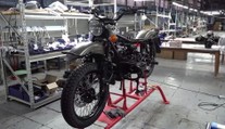 Muž z Aljašky si stěžoval, že nemá součástky do motorky. Od Putina dostal novou