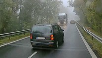 Vteřina hrůzy. Řidič ohrozil několik životů, zachránila ho rychlá reakce ostatních