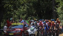 Čtrnáctou etapu TdF ovlivnil hromadný pád. Několik jezdců muselo do nemocnice