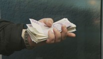 Policie podezřívá ženu z podvodné sbírky na sirotky. Vybrala přes milion