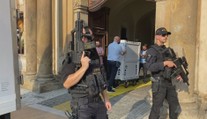 Do Národní galerie přivezli vzácný obraz. Doprovázeli ho policisté se samopaly
