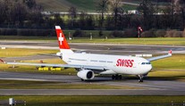 Airbusu začal při vzletu hořet motor. Cestující evakuovali, šest se jich zranilo
