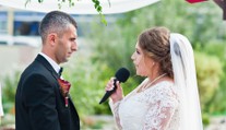 Nevěsta se pomstila snoubenci. U oltáře přečetla zprávy, které psal milence