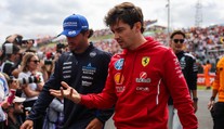 Hvězdy Formule 1 skončily v Itálii na dálnici. Domů jely půjčenou dodávkou