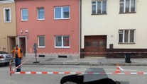 Obří díra v silnici. Ulici v Brně podemlela voda, část se propadla