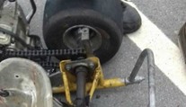 Šla si zajezdit na motokáře, ta ji doslova skalpovala