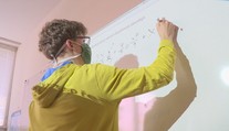 V provozu zůstanou školy pro děti lidí z první linie. Takhle budou fungovat