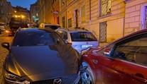 Zaparkované auto se v Praze samo rozjelo. Nabouralo dalších pět aut