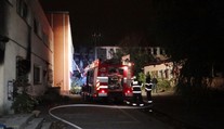 Bezdomovcům opět vyhořel squat, tentokrát skákali z okna