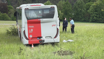 Autobus u Dobříše náhle vyjel ze silnice a zastavil se až na louce. Osm zraněných