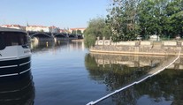 Skvrna neznámého původu! Norná stěna bude na Vltavě dva dny