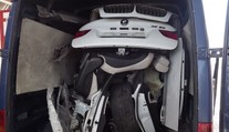 NEUVĚŘITELNÉ: Rumun vezl kradené BMW X6 rozebrané v dodávce!
