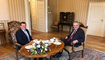 Šefčovič se setkal se Zemanem, Čaputová vyrazila na hory