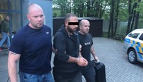 Spadla klec! Po útoku na číšníka zadržela policie skupinu na letišti