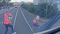 Dopravní podnik ukázal drastické video: Maminky s dětmi vběhly přímo pod tramvaj