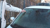Ručník vs. brambora. Vyzkoušeli jsme triky, které mají chránit auto před námrazou