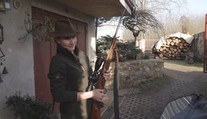 Pohledná myslivkyně má vášeň pro kance! Za rok jich skolí i čtyřicet