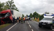 U Mochova se čelně srazil kamion s octavií, řidič škodovky zemřel