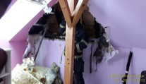 Šel testovat těsnění zapalovačem, hasiči museli evakuoval celý dům!