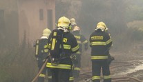 Výbuchy a černý kouř. Požár zachvátil halu se zemědělskou technikou