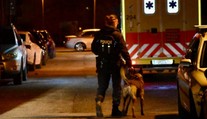 Policisté pátrají po násilníkovi. Ženu unesl před školou, kde čekala na syna