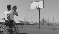 Borec na konec: Handicapovaný basketbalista střílí jeden koš za druhým