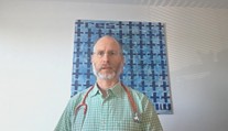 Lékař o přehřátí organismu ve vedrech: Nečekejte na pocit žízně a nepijte pivo